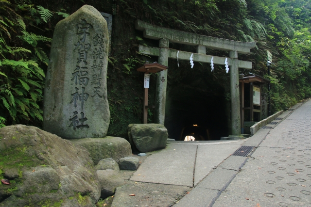 銭洗弁財天宇賀福神社への入り口